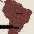 Dettaglio di una mappa del mondo come Mappa da puntine in rosso bordeaux con puntine che mostrano un itinerario di viaggio tracciato in Sud America attraverso i paesi Brasile, Perù ed Ecuador