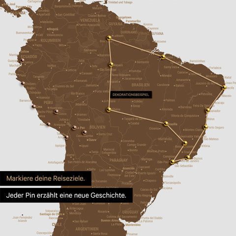 Dettaglio di una mappa del mondo come Mappa da puntine marrone con puntine che mostrano un itinerario di viaggio tracciato in Sud America attraverso i paesi Brasile, Perù ed Ecuador