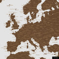Ein detaillierter Ausschnitt einer Weltkarte-Pinnwand in der Farbe Braun zeigt einen Ausschnitt von Europa mit allen Ländern und Hauptstädten.