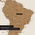 Dettaglio di una mappa del mondo come Mappa da puntine in bronzo con puntine che mostrano un itinerario di viaggio tracciato in Sud America attraverso i paesi Brasile, Perù ed Ecuador