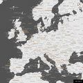 Ein detaillierter Ausschnitt einer Weltkarte-Pinnwand in der Farbe Dark Gray zeigt einen Ausschnitt von Europa mit allen Ländern und Hauptstädten.