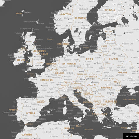 Ein detaillierter Ausschnitt einer Weltkarte-Pinnwand in der Farbe Dark Gray zeigt einen Ausschnitt von Europa mit allen Ländern und Hauptstädten.