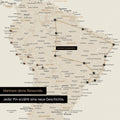 Dettaglio di una mappa del mondo come Mappa da puntine in oro con puntine che mostrano un itinerario di viaggio tracciato in Sud America attraverso i paesi Brasile, Perù ed Ecuador