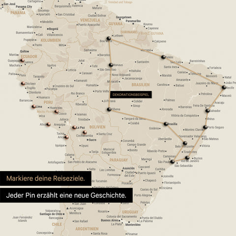Dettaglio di una mappa del mondo come Mappa da puntine in oro con puntine che mostrano un itinerario di viaggio tracciato in Sud America attraverso i paesi Brasile, Perù ed Ecuador