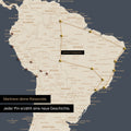Dettaglio di una mappa del mondo come Mappa da puntine in Hale Navy (blu scuro oro) con puntine che mostrano un itinerario di viaggio tracciato in Sud America attraverso i paesi Brasile, Perù ed Ecuador