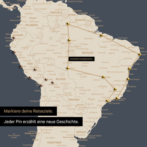 Dettaglio di una mappa del mondo come Mappa da puntine in Hale Navy (blu scuro oro) con puntine che mostrano un itinerario di viaggio tracciato in Sud America attraverso i paesi Brasile, Perù ed Ecuador