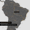 Dettaglio di una mappa del mondo come Mappa da puntine in grigio chiaro con puntine che mostrano un itinerario di viaggio tracciato in Sud America attraverso i paesi Brasile, Perù ed Ecuador