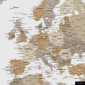 Ein detaillierter Ausschnitt einer Weltkarte-Pinnwand in der Farbe Multicolor Beige zeigt einen Ausschnitt von Europa mit allen Ländern und Hauptstädten.
