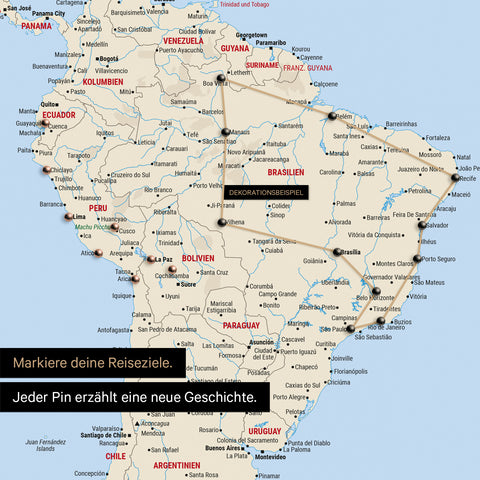Dettaglio di una mappa del mondo come Mappa da puntine Multicolor Classic con puntine che mostrano un itinerario di viaggio tracciato in Sud America attraverso i paesi Brasile, Perù ed Ecuador