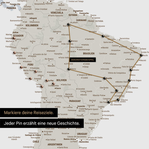 Dettaglio di una mappa del mondo come Mappa da puntine Multicolor Light con puntine che mostrano un itinerario di viaggio tracciato in Sud America attraverso i paesi Brasile, Perù ed Ecuador