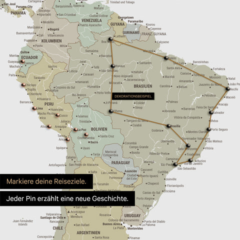Dettaglio di una mappa del mondo come Mappa da puntine multicolore Sage con puntine che mostrano un itinerario di viaggio tracciato in Sud America attraverso i paesi Brasile, Perù ed Ecuador