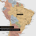 Dettaglio di una mappa del mondo come Mappa da puntine multicolore Sienna con puntine che mostrano un itinerario di viaggio tracciato in Sud America attraverso i paesi Brasile, Perù ed Ecuador