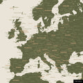 Ein detaillierter Ausschnitt einer Weltkarte-Pinnwand in der Farbe Olive Green zeigt einen Ausschnitt von Europa mit allen Ländern und Hauptstädten.