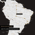 Dettaglio di una mappa del mondo come Mappa da puntine in bianco e nero con puntine che mostrano un itinerario di viaggio tracciato in Sud America attraverso i paesi Brasile, Perù ed Ecuador
