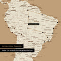 Dettaglio di una mappa del mondo come Mappa da puntine in Treasure Gold con puntine che mostrano un itinerario di viaggio tracciato in Sud America attraverso i paesi Brasile, Perù ed Ecuador