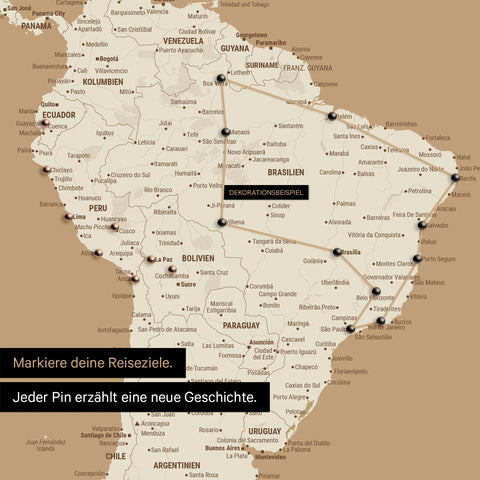 Dettaglio di una mappa del mondo come Mappa da puntine in Treasure Gold con puntine che mostrano un itinerario di viaggio tracciato in Sud America attraverso i paesi Brasile, Perù ed Ecuador