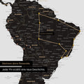 Dettaglio di una mappa del mondo come Mappa da puntine in Light Black (Bianco Nero) con puntine che mostrano un itinerario segnato in Sud America attraverso i paesi Brasile, Perù ed Ecuador