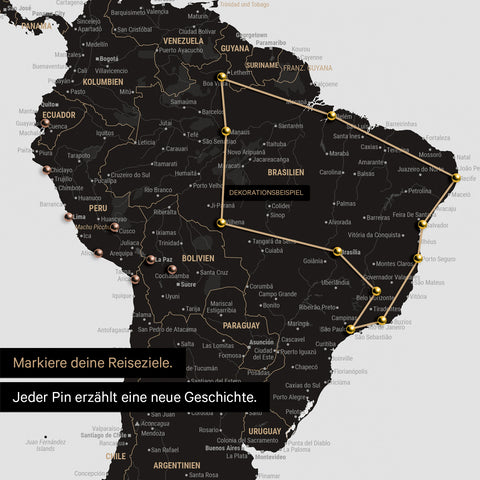 Dettaglio di una mappa del mondo come Mappa da puntine in Light Black (Bianco Nero) con puntine che mostrano un itinerario segnato in Sud America attraverso i paesi Brasile, Perù ed Ecuador