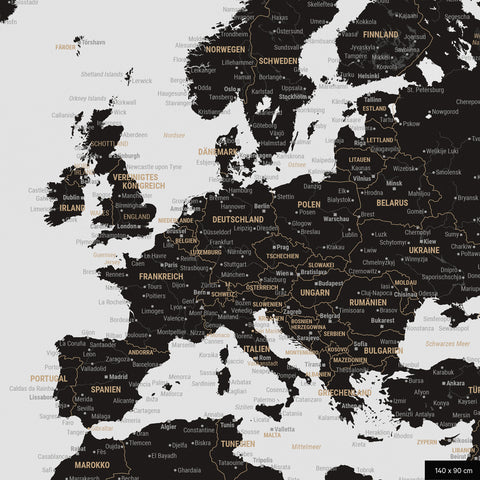 Ein detaillierter Ausschnitt einer Weltkarte-Pinnwand in der Farbe Light Black zeigt einen Ausschnitt von Europa mit allen Ländern und Hauptstädten.