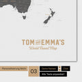 Mappa del mondo in colore grigio chiaro con un logo vintage come personalizzazione moderna