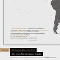 Mappa del mondo in colore grigio chiaro con citazione stampata di Anthony Bourdain, che può essere sostituita con qualsiasi altra citazione durante la personalizzazione
