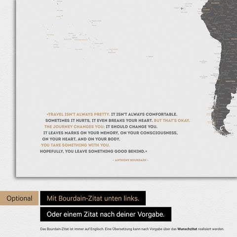 Mappa del mondo in colore grigio chiaro con citazione stampata di Anthony Bourdain, che può essere sostituita con qualsiasi altra citazione durante la personalizzazione