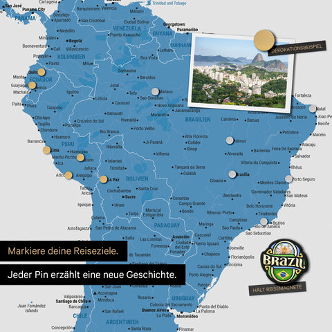 Dettaglio di una mappa del mondo magnetica come lavagna magnetica multicolore blu che mostra il Sud America con una foto appuntata e magneti da viaggio e vacanza