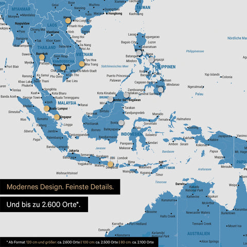 Dettaglio di una mappa magnetica del mondo multicolore blu che mostra la mappa dell'Asia, con magneti che indicano le destinazioni di viaggio