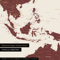 Dettaglio di una mappa magnetica del mondo in rosso Bordeaux che mostra la mappa dell'Asia, con magneti che indicano le destinazioni di viaggio