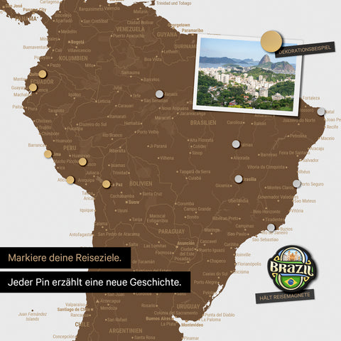 Dettaglio di una mappa del mondo magnetica come lavagna magnetica marrone che mostra il Sud America con una foto appuntata e magneti da viaggio e vacanza