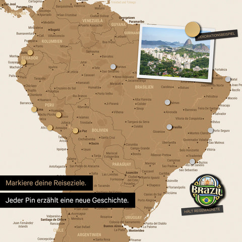 Dettaglio di una mappa del mondo magnetica come lavagna magnetica in bronzo che mostra il Sud America con una foto appuntata e magneti da viaggio e vacanza