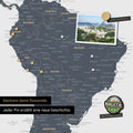 Dettaglio di una mappa del mondo magnetica come lavagna magnetica in Denim Blue che mostra il Sud America con una foto appuntata e magneti da viaggio e vacanza