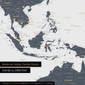 Dettaglio di una mappa magnetica del mondo in Denim Blue che mostra la mappa dell'Asia, con magneti che indicano le destinazioni di viaggio