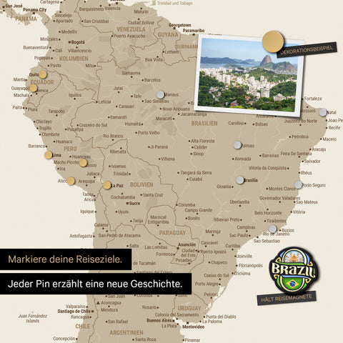 Dettaglio di una mappa del mondo magnetica come lavagna magnetica in Desert Sand (beige) che mostra il Sud America con una foto appuntata e magneti da viaggio e vacanza