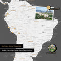Dettaglio di una mappa del mondo magnetica come lavagna magnetica in grigio scuro che mostra il Sud America con una foto appuntata e magneti da viaggio e vacanza