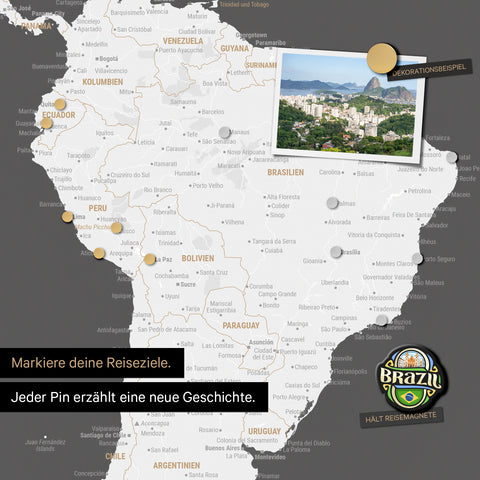 Dettaglio di una mappa del mondo magnetica come lavagna magnetica in grigio scuro che mostra il Sud America con una foto appuntata e magneti da viaggio e vacanza
