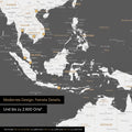 Dettaglio di una mappa magnetica del mondo in grigio scuro che mostra la mappa dell'Asia, con magneti che indicano le destinazioni di viaggio