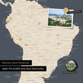Dettaglio di una mappa del mondo magnetica come lavagna magnetica in Hale Navy (blu scuro-oro) che mostra il Sud America con una foto appuntata e magneti da viaggio e vacanza