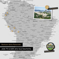 Dettaglio di una mappa del mondo magnetica come lavagna magnetica in grigio chiaro che mostra il Sud America con una foto appuntata e magneti da viaggio e vacanza