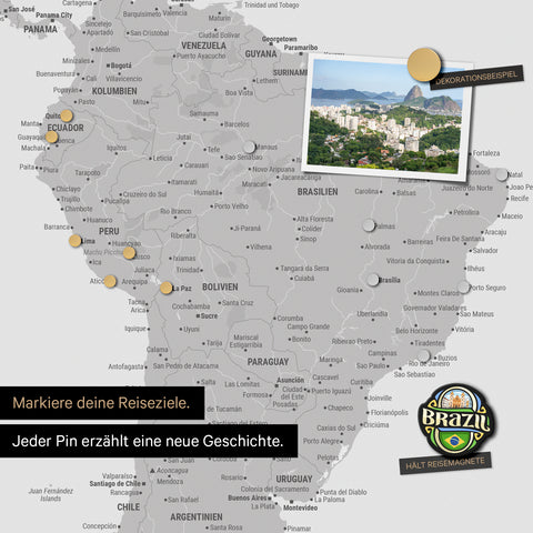 Dettaglio di una mappa del mondo magnetica come lavagna magnetica in grigio chiaro che mostra il Sud America con una foto appuntata e magneti da viaggio e vacanza