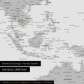 Dettaglio di una mappa magnetica del mondo in grigio chiaro che mostra la mappa dell'Asia, con magneti che indicano le destinazioni di viaggio