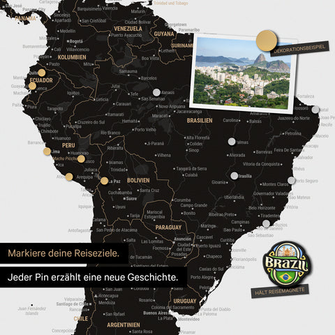 Dettaglio di una mappa del mondo magnetica come lavagna magnetica in Light Black (bianco nero) che mostra il Sud America con una foto appuntata e magneti da viaggio e vacanza