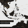 Dettaglio di una mappa magnetica del mondo in Light Black (Bianco Nero) che mostra la mappa dell'Asia, con magneti che indicano le destinazioni di viaggio