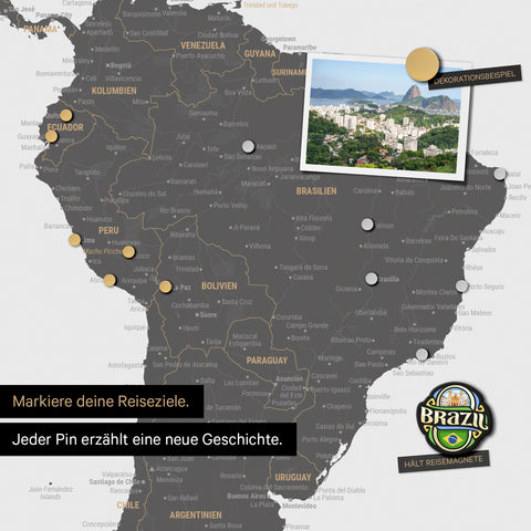 Dettaglio di una mappa del mondo magnetica come lavagna magnetica in grigio chiaro che mostra il Sud America con una foto appuntata e magneti da viaggio e vacanza