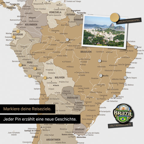 Dettaglio di una mappa del mondo magnetica come lavagna magnetica in beige multicolore che mostra il Sud America con una foto appuntata e magneti da viaggio e vacanza