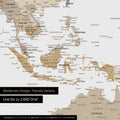 Dettaglio di una mappa magnetica del mondo multicolore beige che mostra la mappa dell'Asia, con magneti che indicano le destinazioni di viaggio
