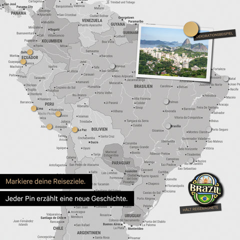 Dettaglio di una mappa del mondo magnetica come lavagna magnetica in grigio multicolore che mostra il Sud America con una foto appuntata e magneti da viaggio e vacanza