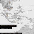 Dettaglio di una mappa magnetica del mondo in grigio multicolore che mostra la mappa dell'Asia, con magneti che indicano le destinazioni di viaggio