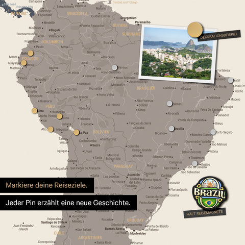 Dettaglio di una mappa del mondo magnetica come lavagna magnetica in multicolore opaco che mostra il Sud America con una foto appuntata e magneti da viaggio e vacanza