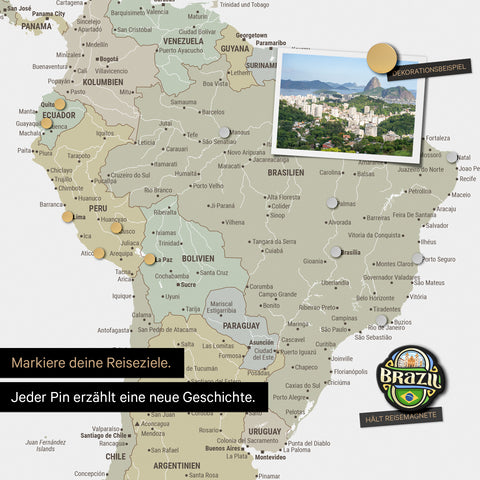 Dettaglio di una mappa del mondo magnetica come lavagna magnetica in multicolore salvia che mostra il Sud America con una foto appuntata e magneti da viaggio e vacanza